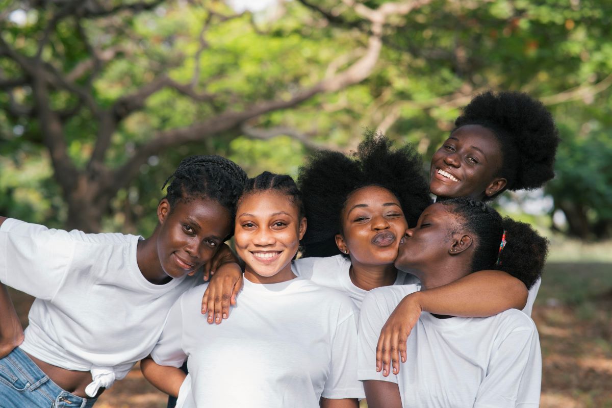 medium-shot-smiley-women-posing