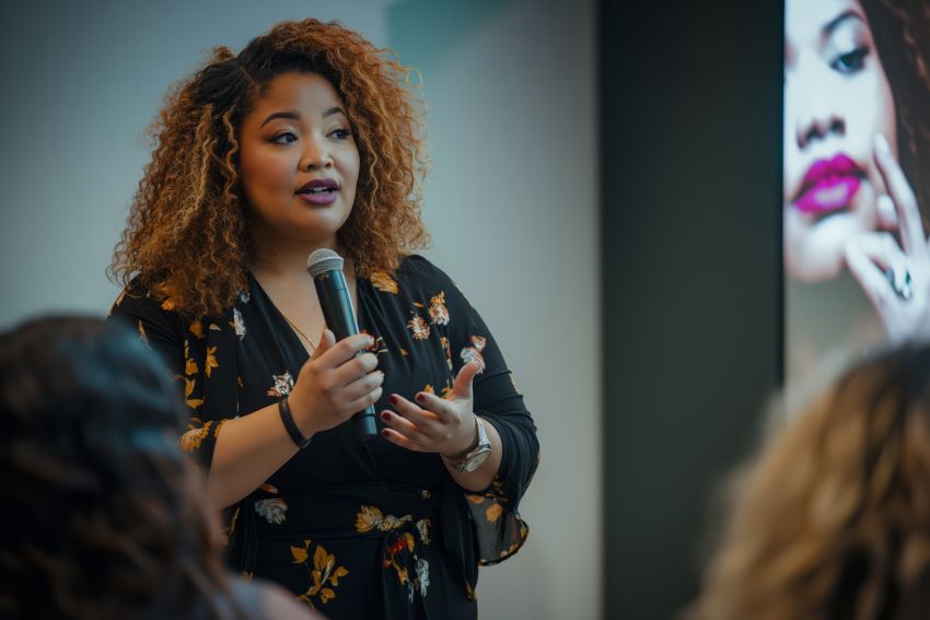medium-shot-plus-sized-woman-influencer